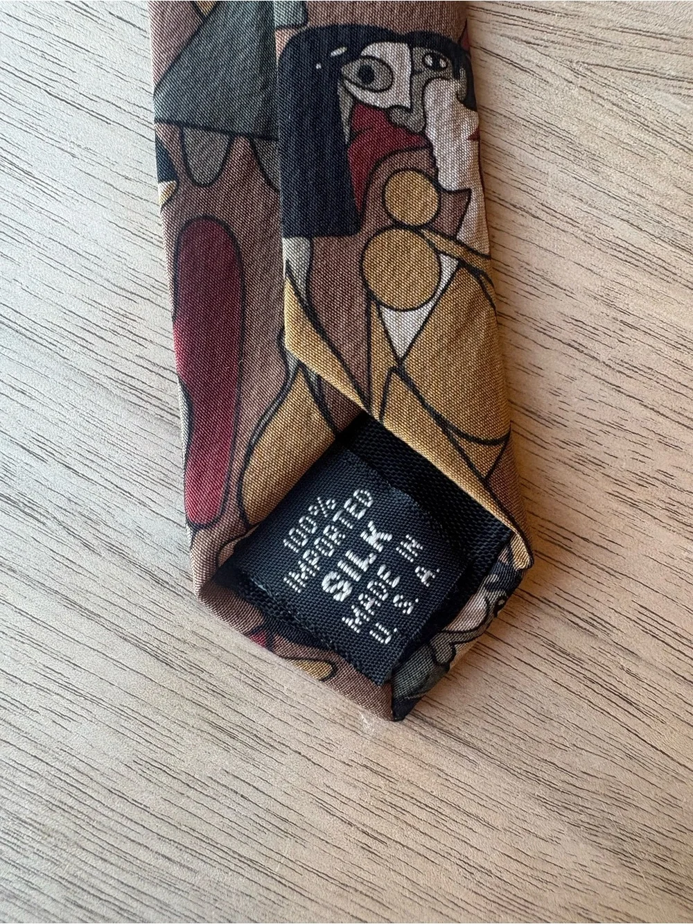 Picasso Face Pattern 100% Silk Made in USA Tie FEMME EN ROUGE SUR FAUTEUIL VERT